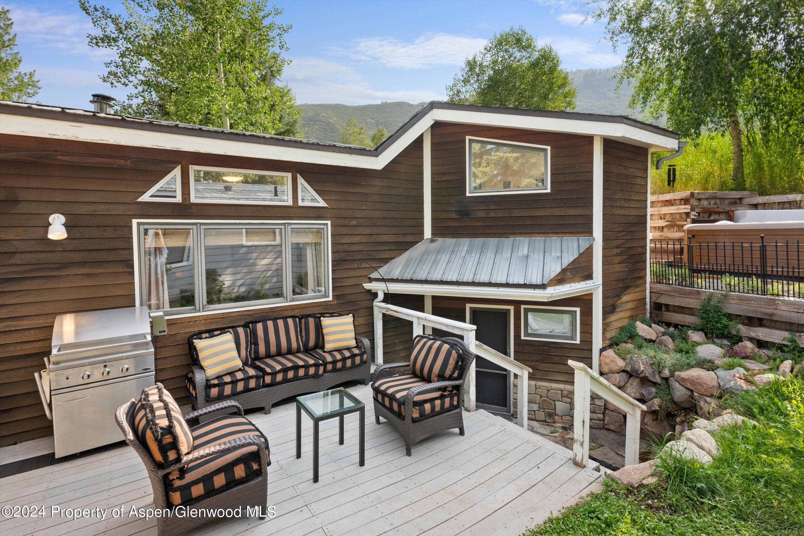 140 Maple Lane - Photo 3